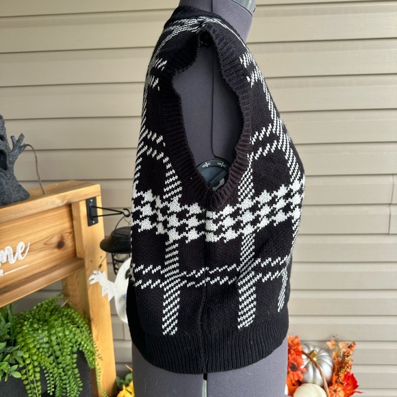 Oak and Fort sweater vest in size small - Picture 4 of 9